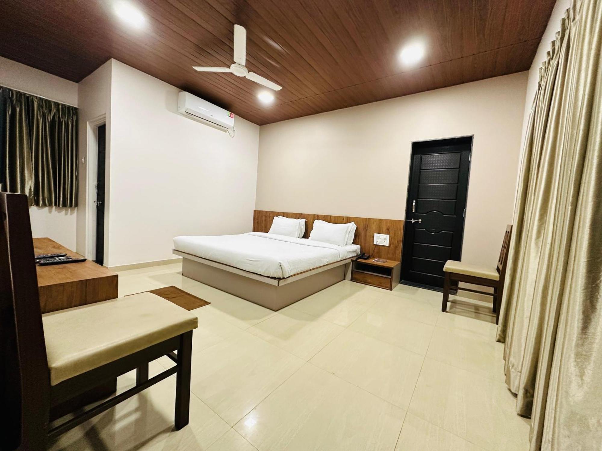 Hotel Grand Indu, 3 Star Kolhapur Bagian luar foto