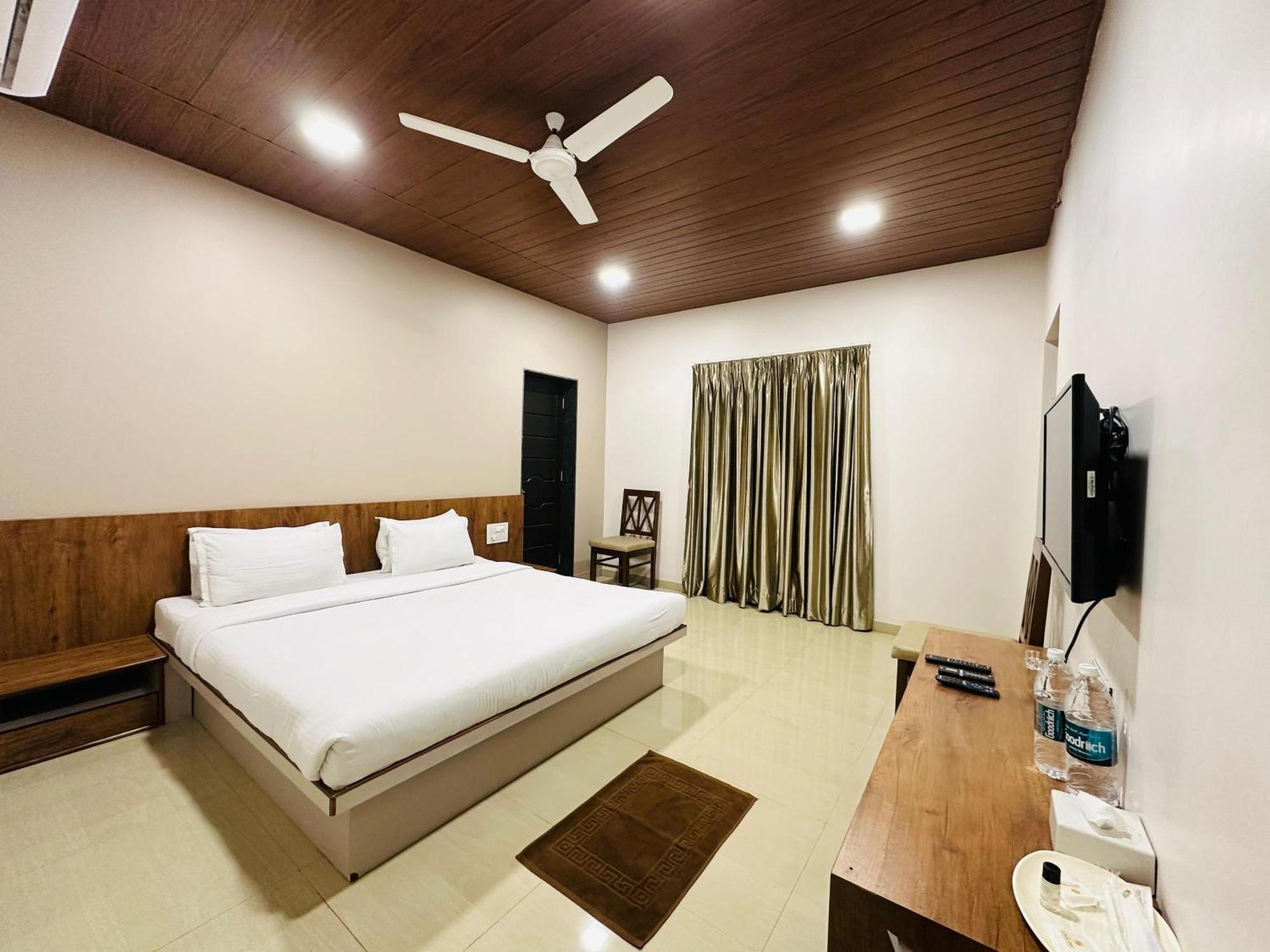 Hotel Grand Indu, 3 Star Kolhapur Bagian luar foto