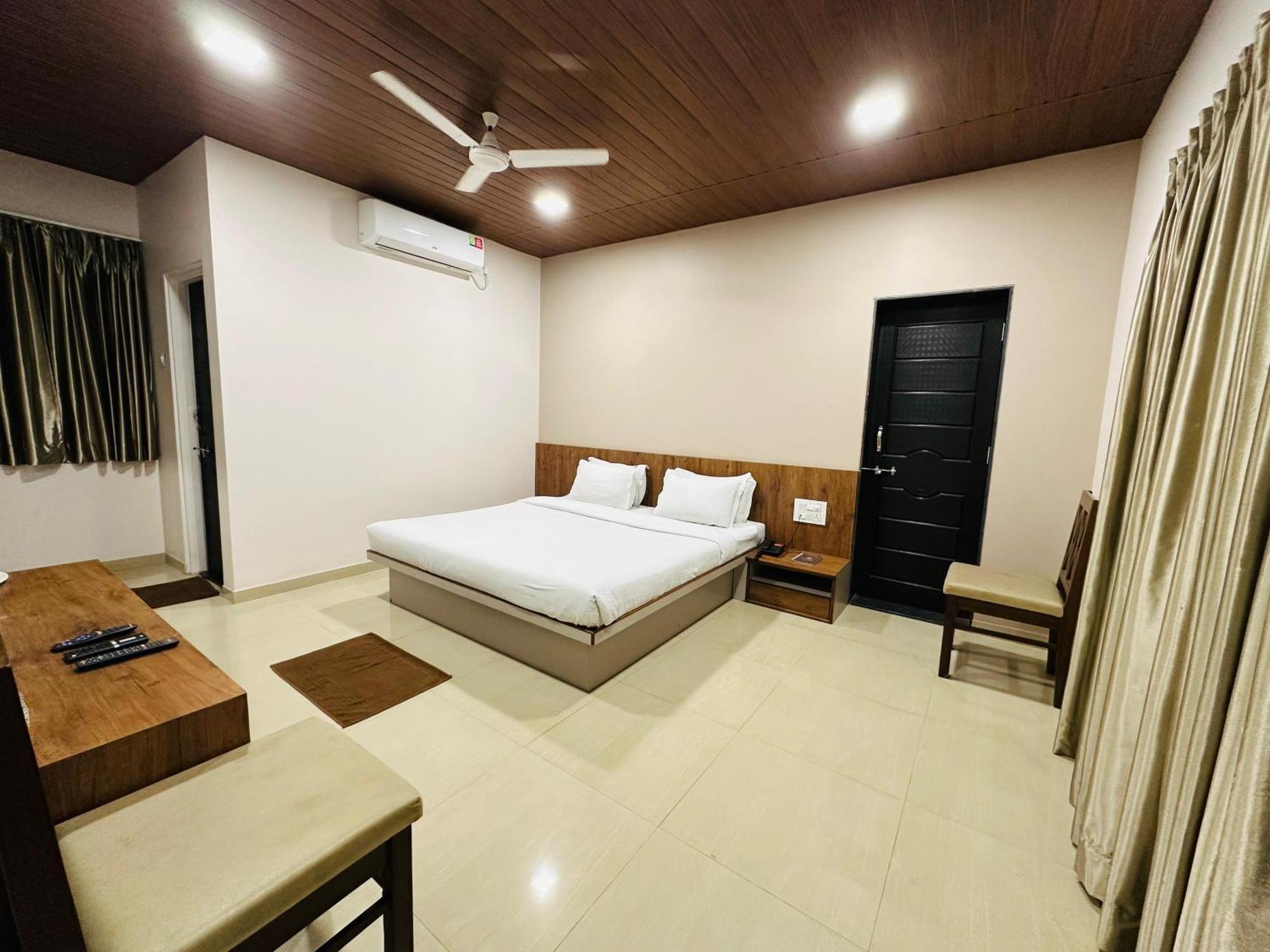 Hotel Grand Indu, 3 Star Kolhapur Bagian luar foto