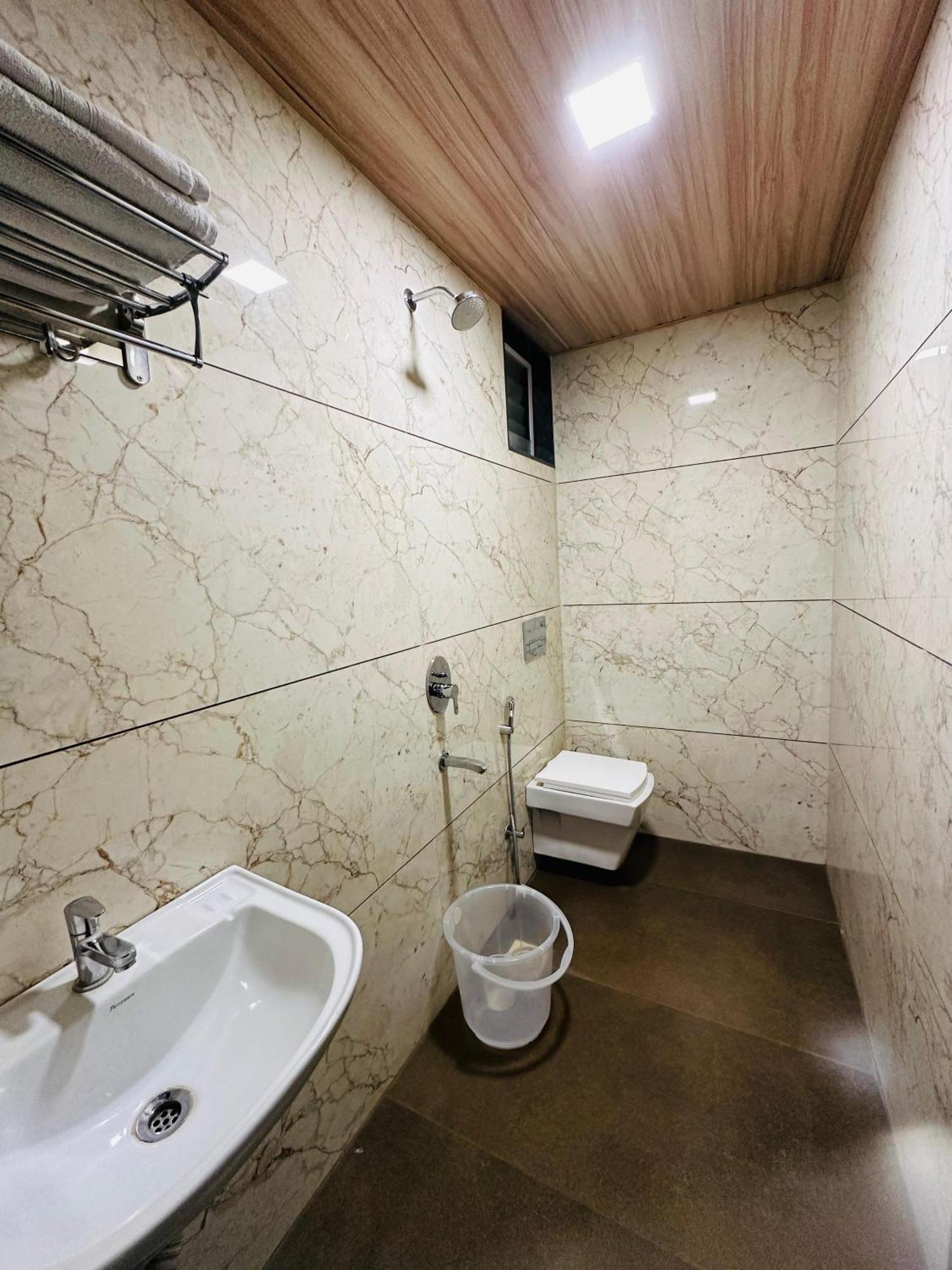 Hotel Grand Indu, 3 Star Kolhapur Bagian luar foto