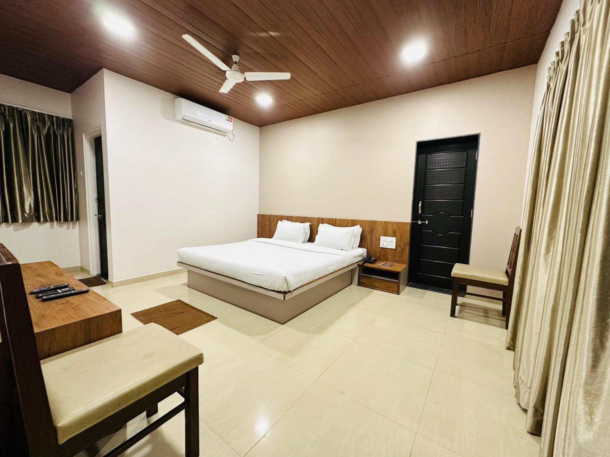 Hotel Grand Indu, 3 Star Kolhapur Bagian luar foto