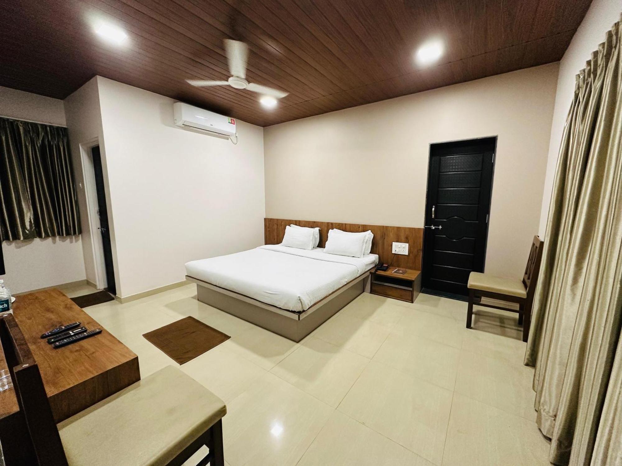 Hotel Grand Indu, 3 Star Kolhapur Bagian luar foto